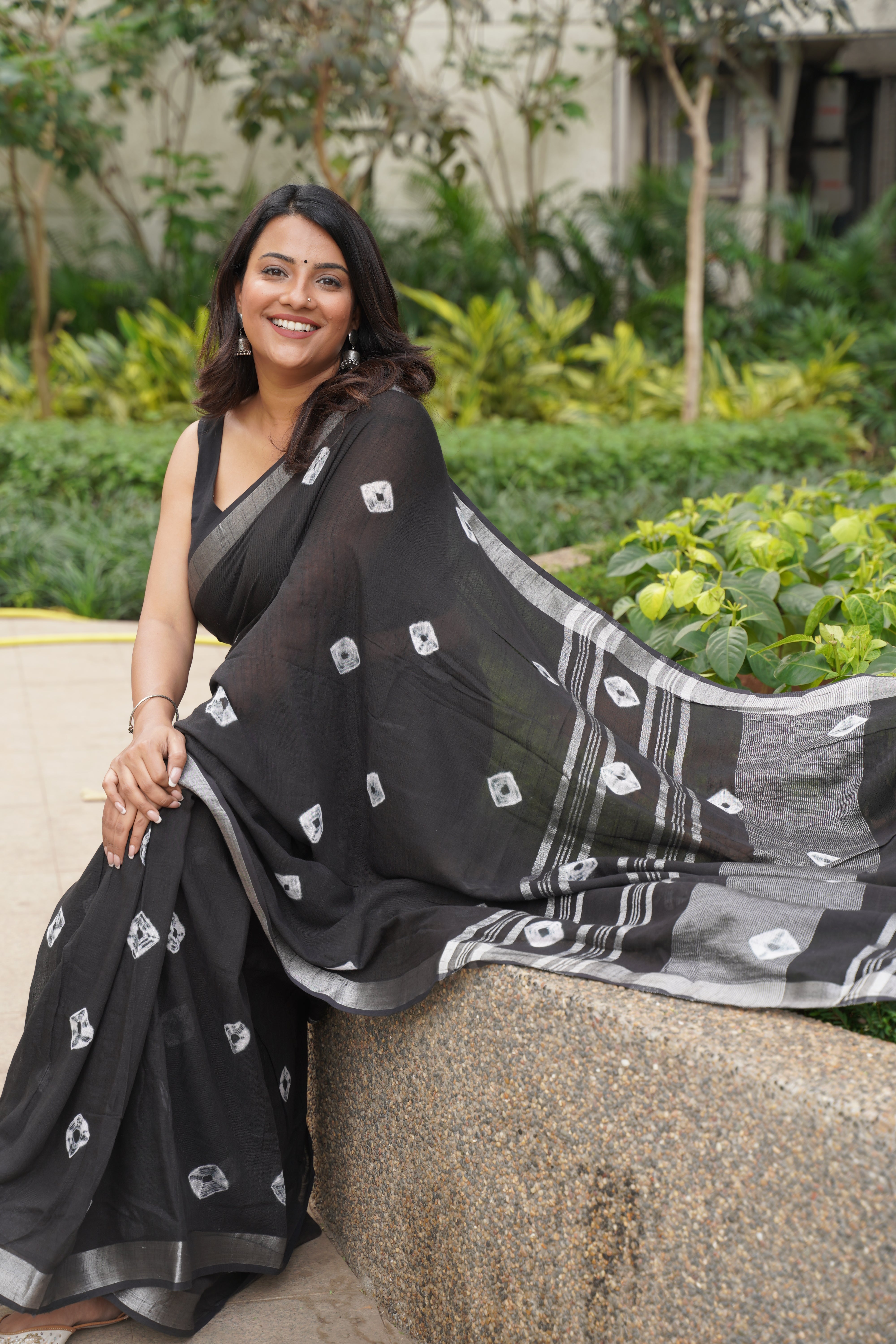 White Twill Weaving With Black Pallu In White And Black Border Handwoven Linen  Saree - Angoshobha - 4237997