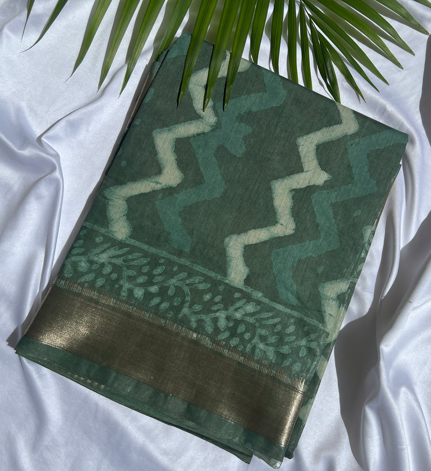 Hunter Green Maheshwari Art Silk Dabu Chevron Print Saree