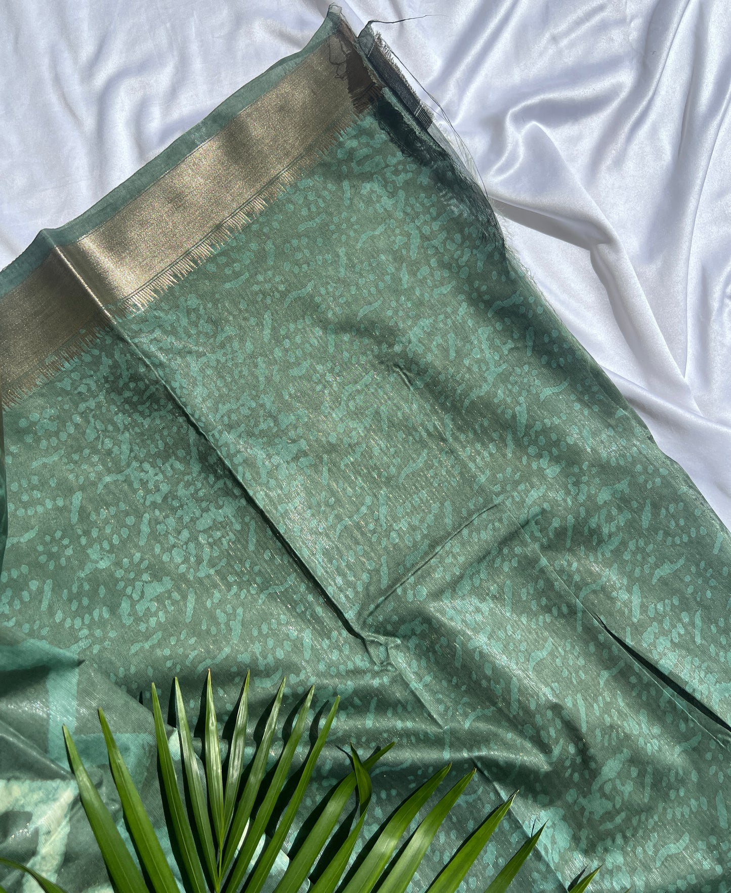 Hunter Green Maheshwari Art Silk Dabu Chevron Print Saree